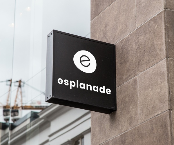 Mock-Up-Enseigne-Logo-Esplanade-Blanc